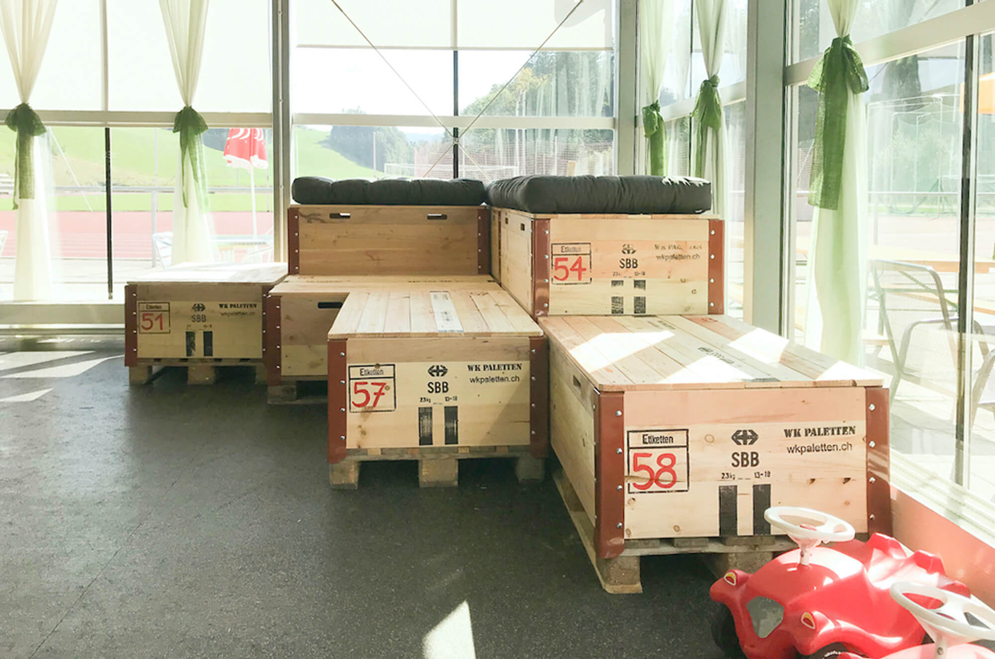 eimaag_kulturplatz_baukasten99-100_campusperspektiven_restaurant.jpg Sitzlandschaft im Campus Perspektiven Huttwil.